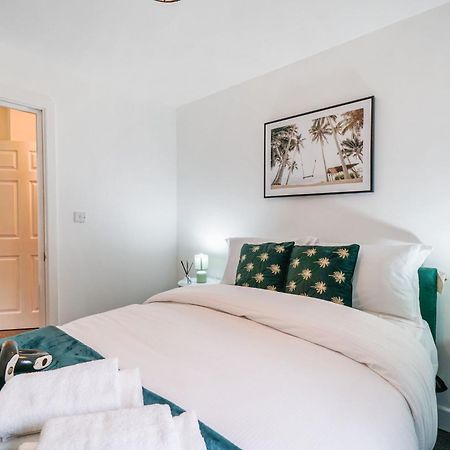 סלאו Livestay-New Private Apartment Building Minutes From Heathrow מראה חיצוני תמונה