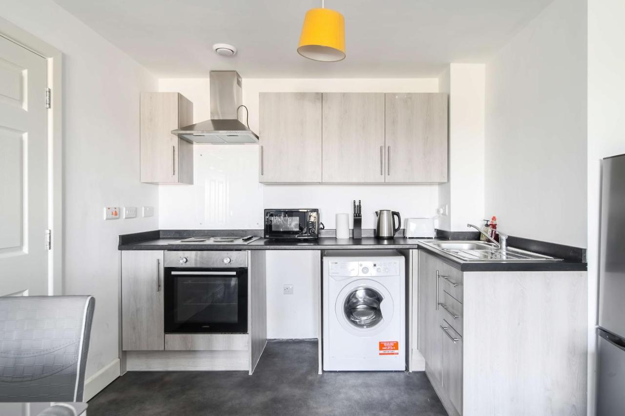 סלאו Livestay-New Private Apartment Building Minutes From Heathrow מראה חיצוני תמונה