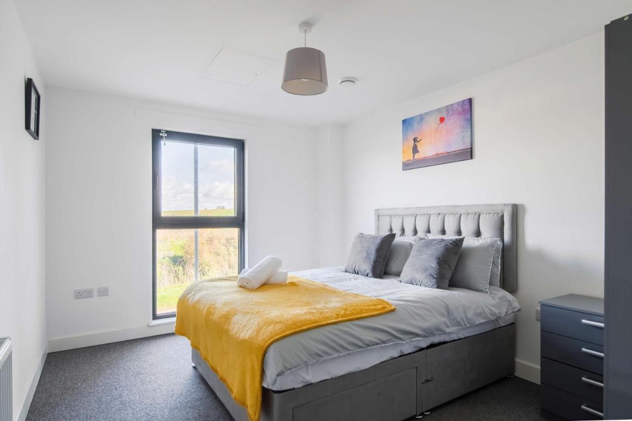 סלאו Livestay-New Private Apartment Building Minutes From Heathrow מראה חיצוני תמונה