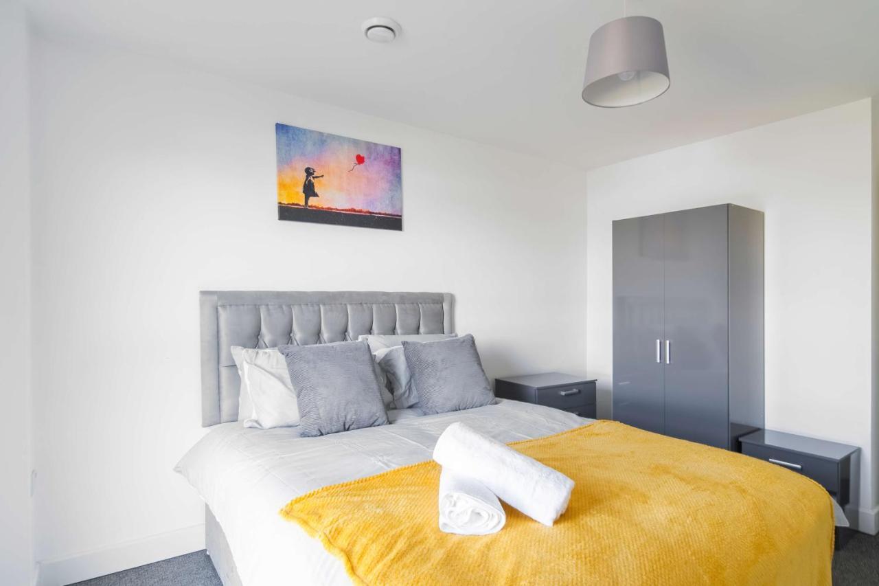 סלאו Livestay-New Private Apartment Building Minutes From Heathrow מראה חיצוני תמונה