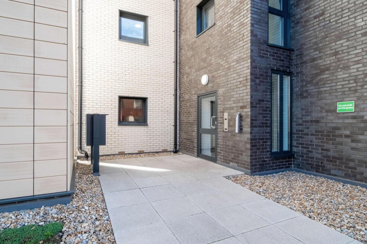 סלאו Livestay-New Private Apartment Building Minutes From Heathrow מראה חיצוני תמונה