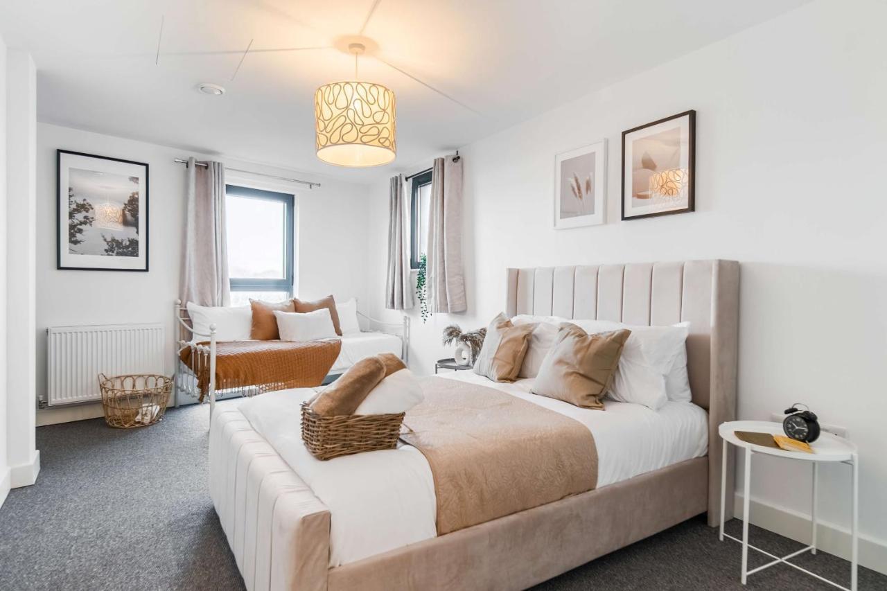 סלאו Livestay-New Private Apartment Building Minutes From Heathrow מראה חיצוני תמונה