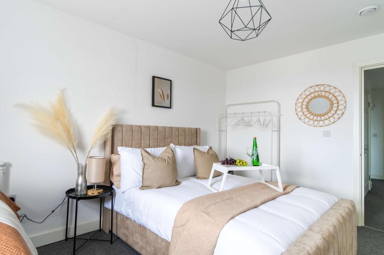 סלאו Livestay-New Private Apartment Building Minutes From Heathrow מראה חיצוני תמונה