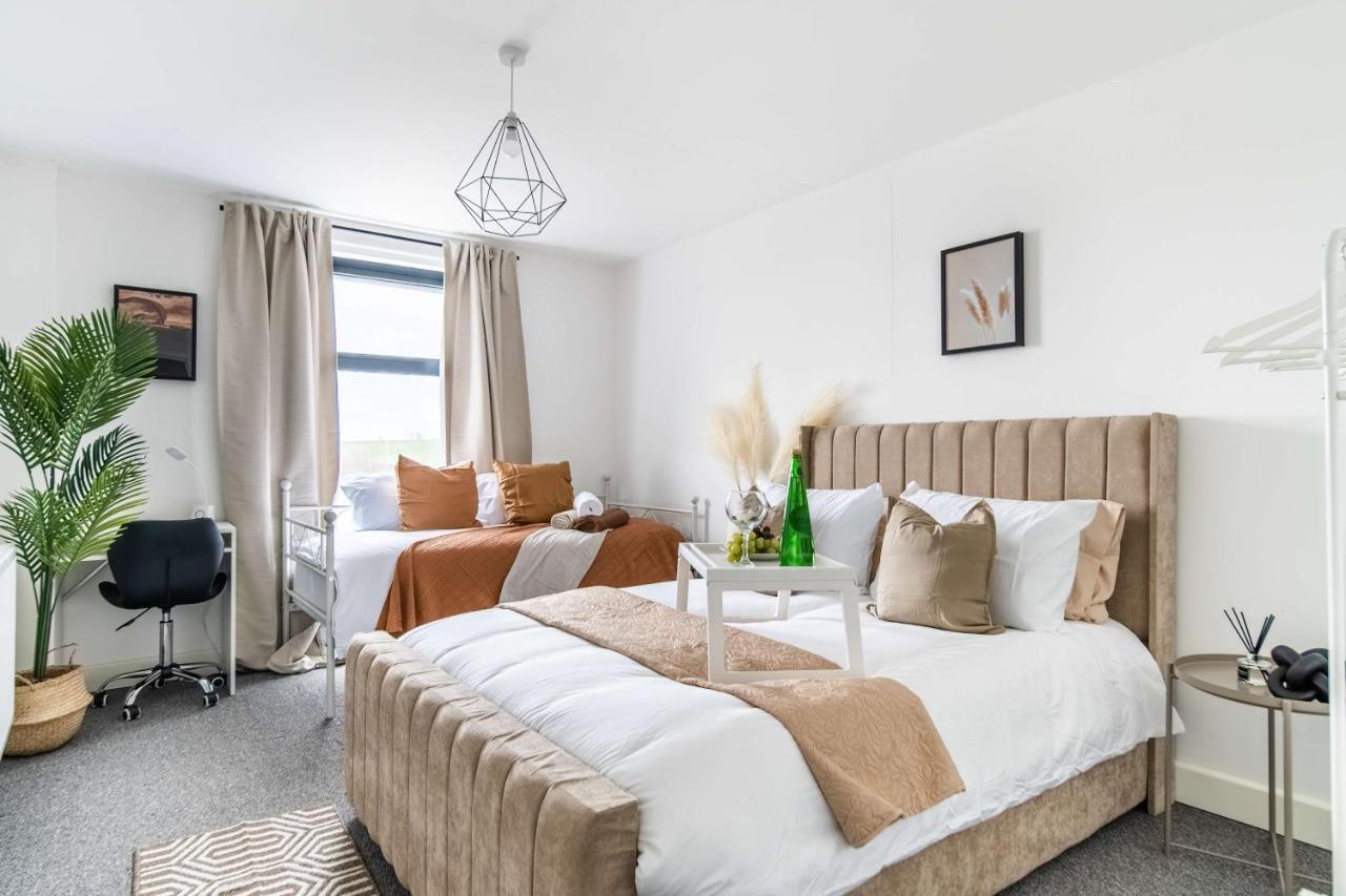 סלאו Livestay-New Private Apartment Building Minutes From Heathrow מראה חיצוני תמונה