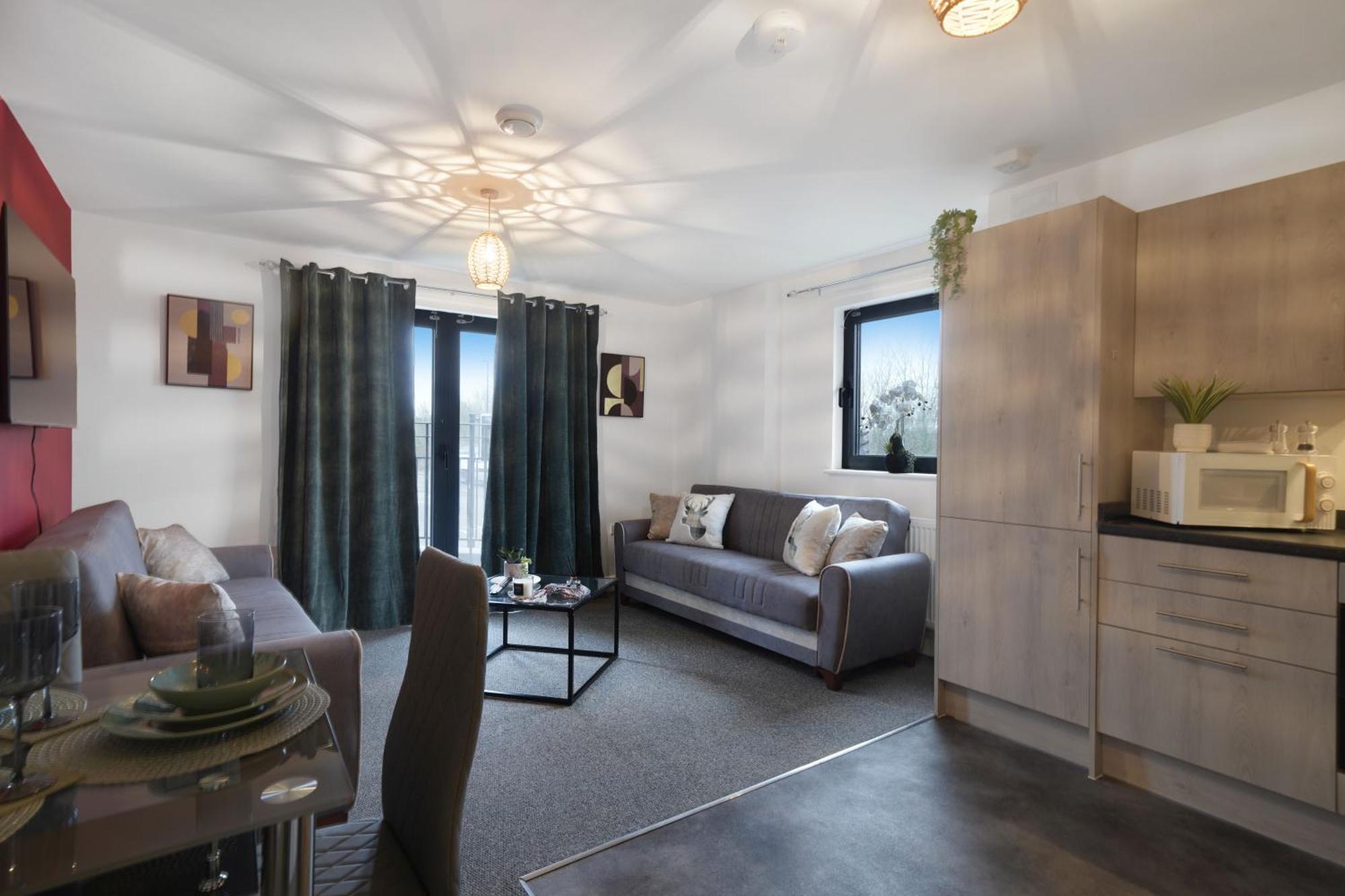 סלאו Livestay-New Private Apartment Building Minutes From Heathrow מראה חיצוני תמונה