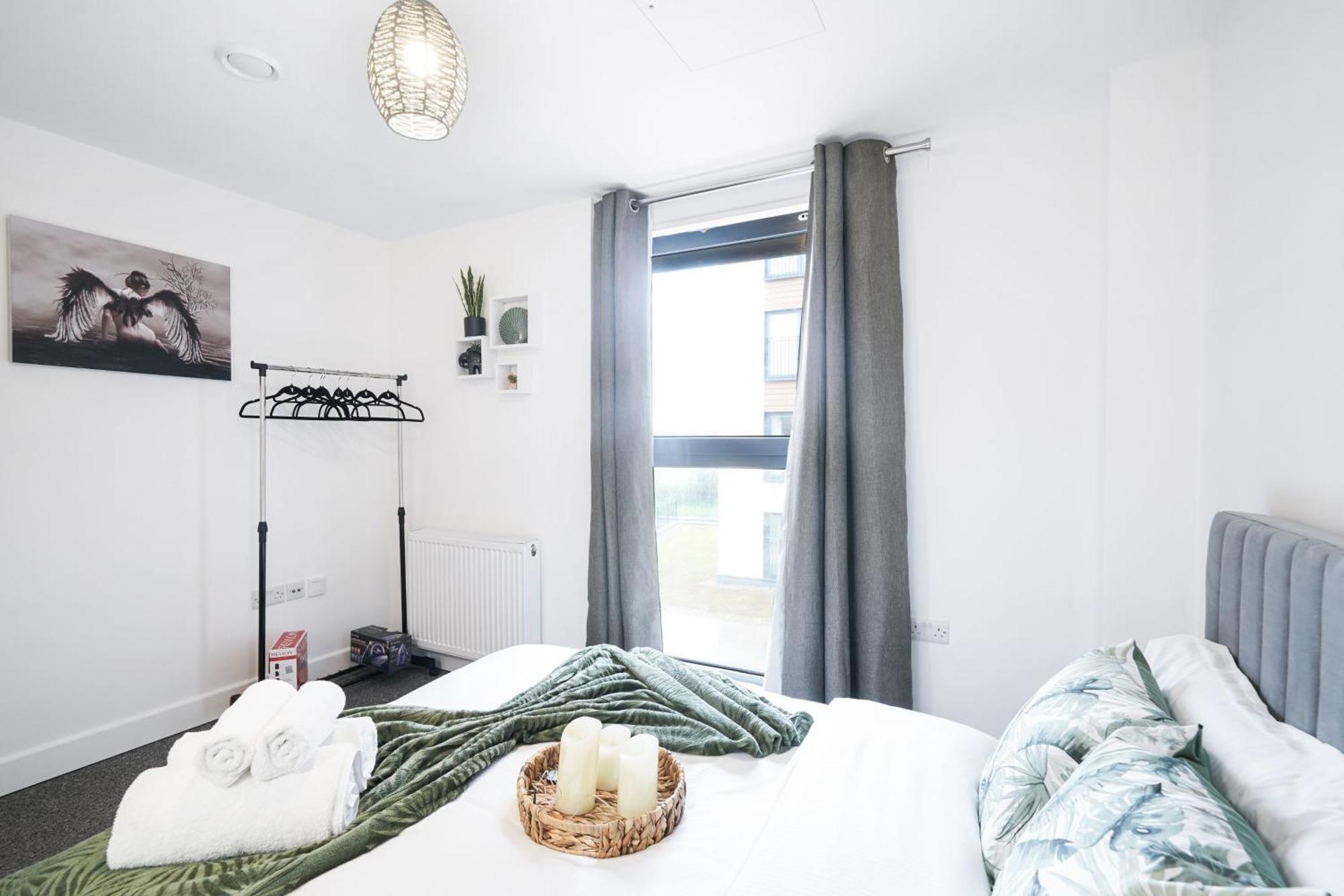 סלאו Livestay-New Private Apartment Building Minutes From Heathrow מראה חיצוני תמונה