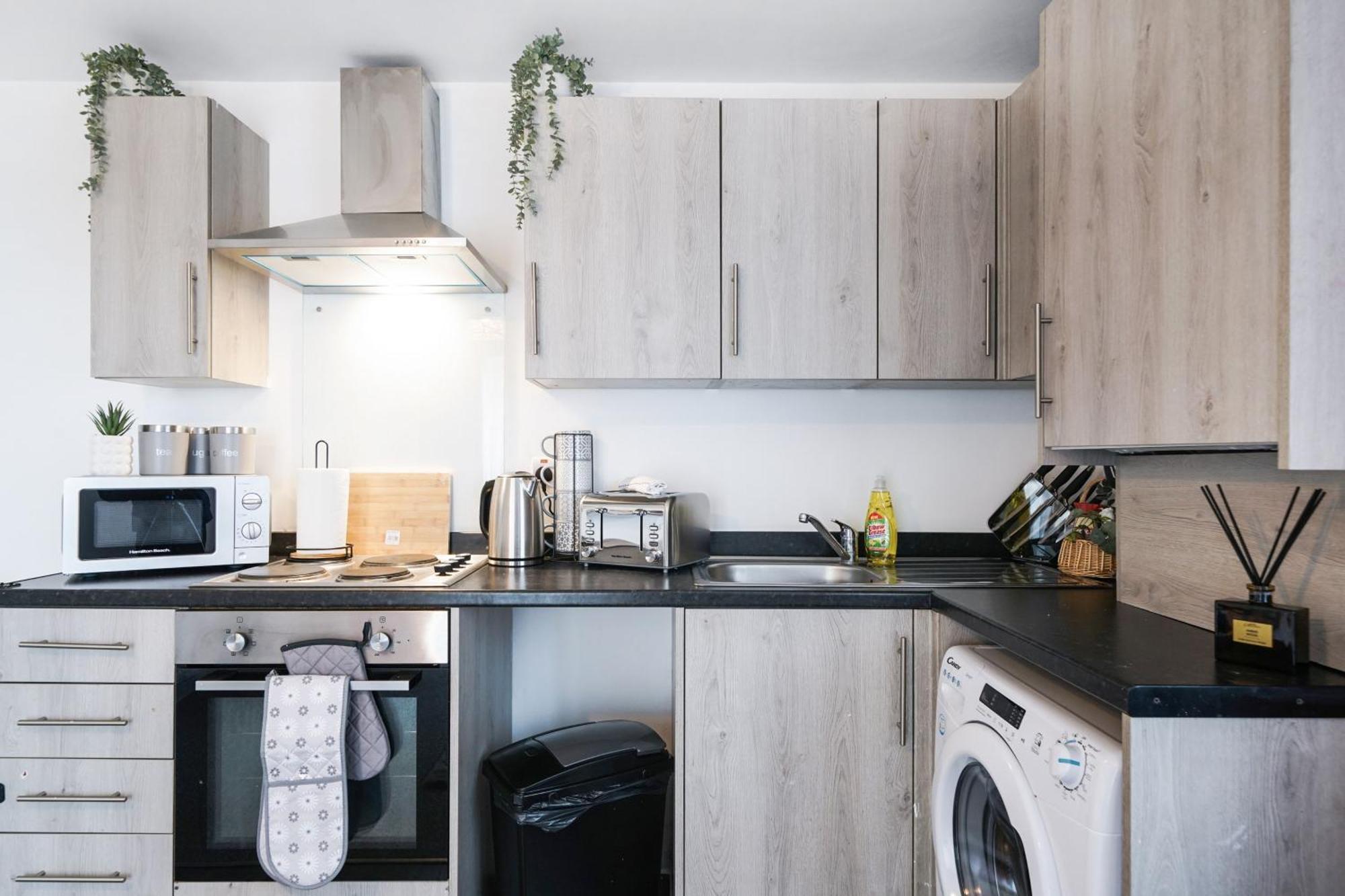 סלאו Livestay-New Private Apartment Building Minutes From Heathrow מראה חיצוני תמונה