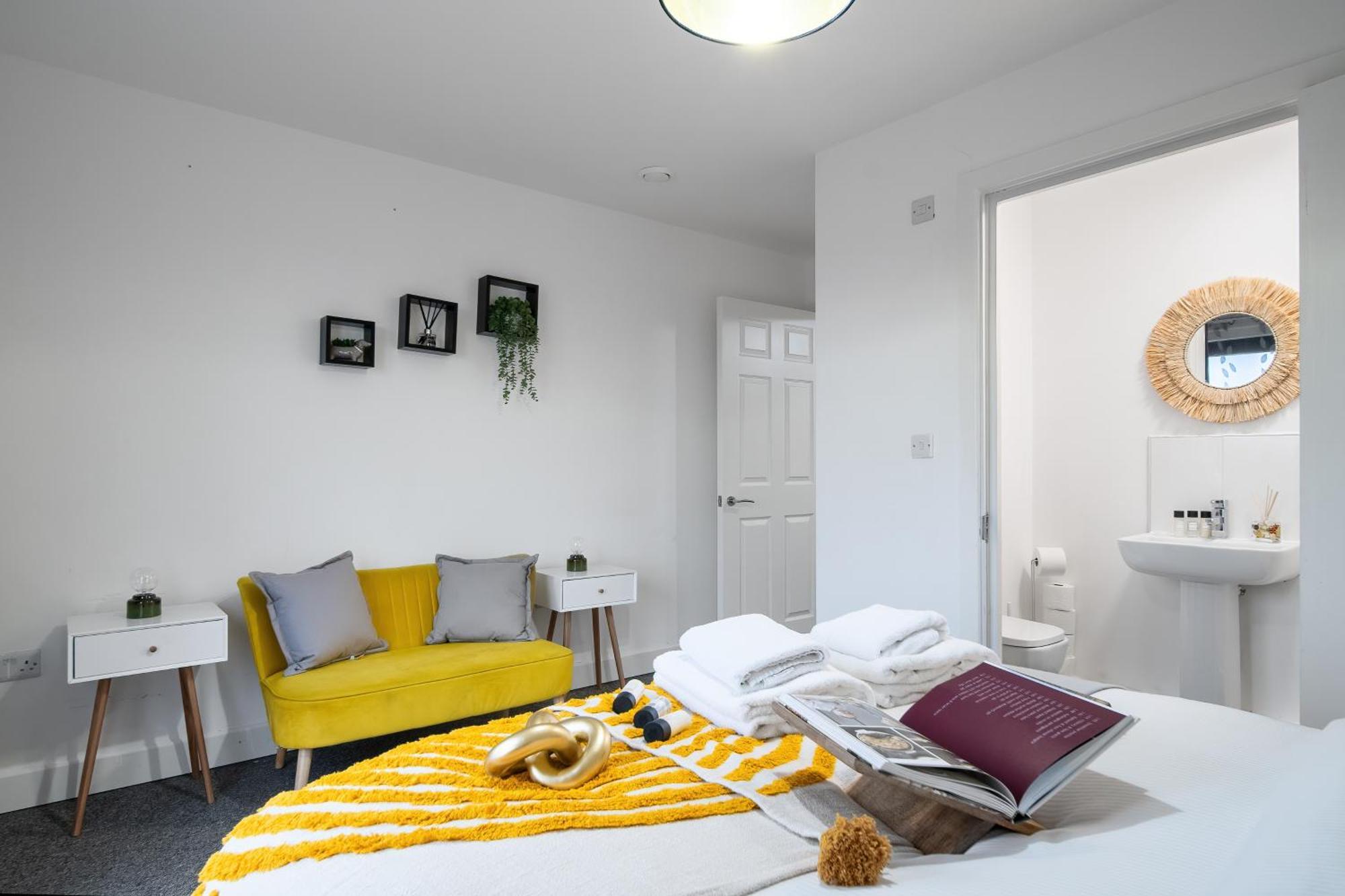 סלאו Livestay-New Private Apartment Building Minutes From Heathrow מראה חיצוני תמונה
