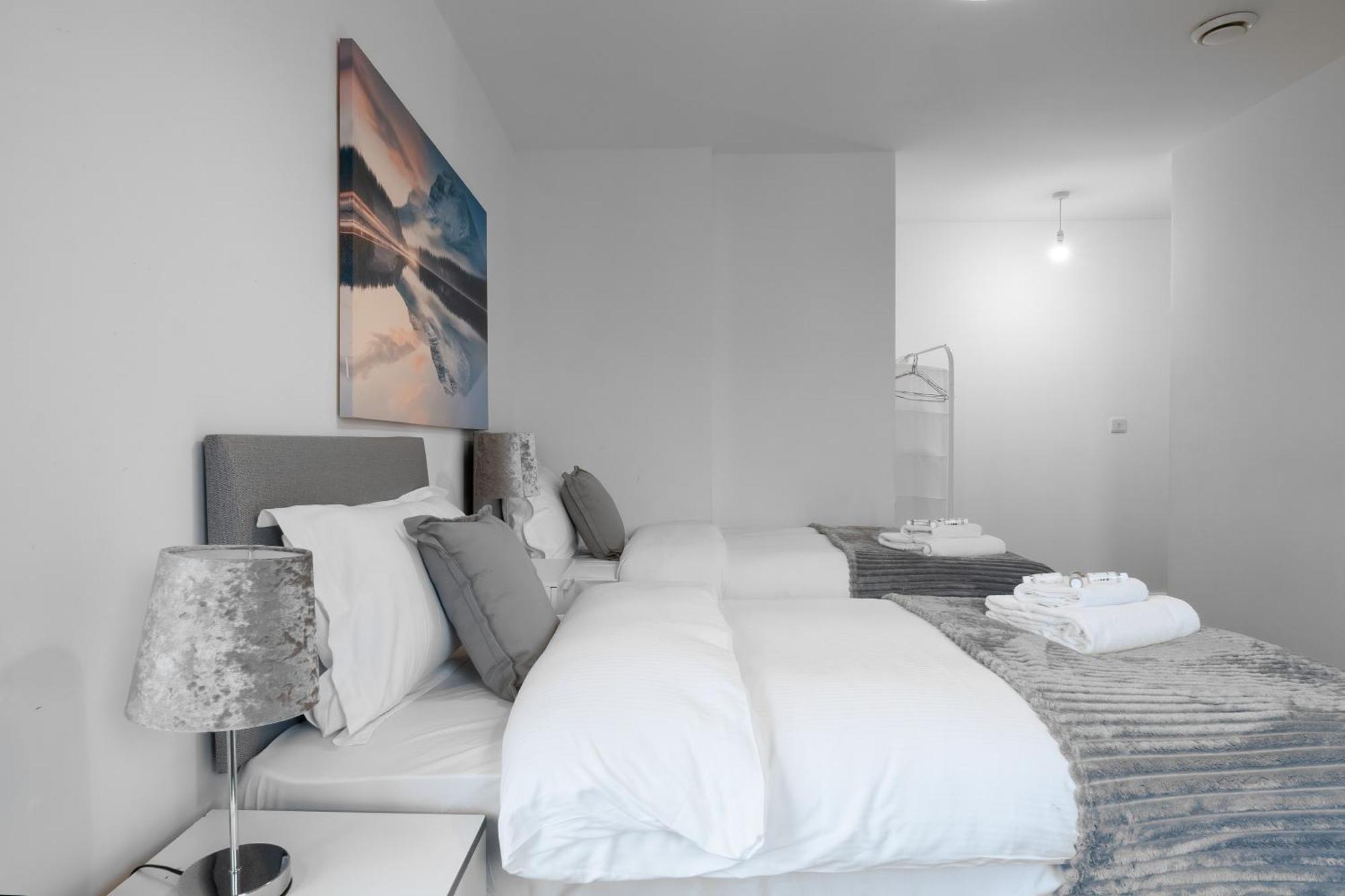 סלאו Livestay-New Private Apartment Building Minutes From Heathrow מראה חיצוני תמונה