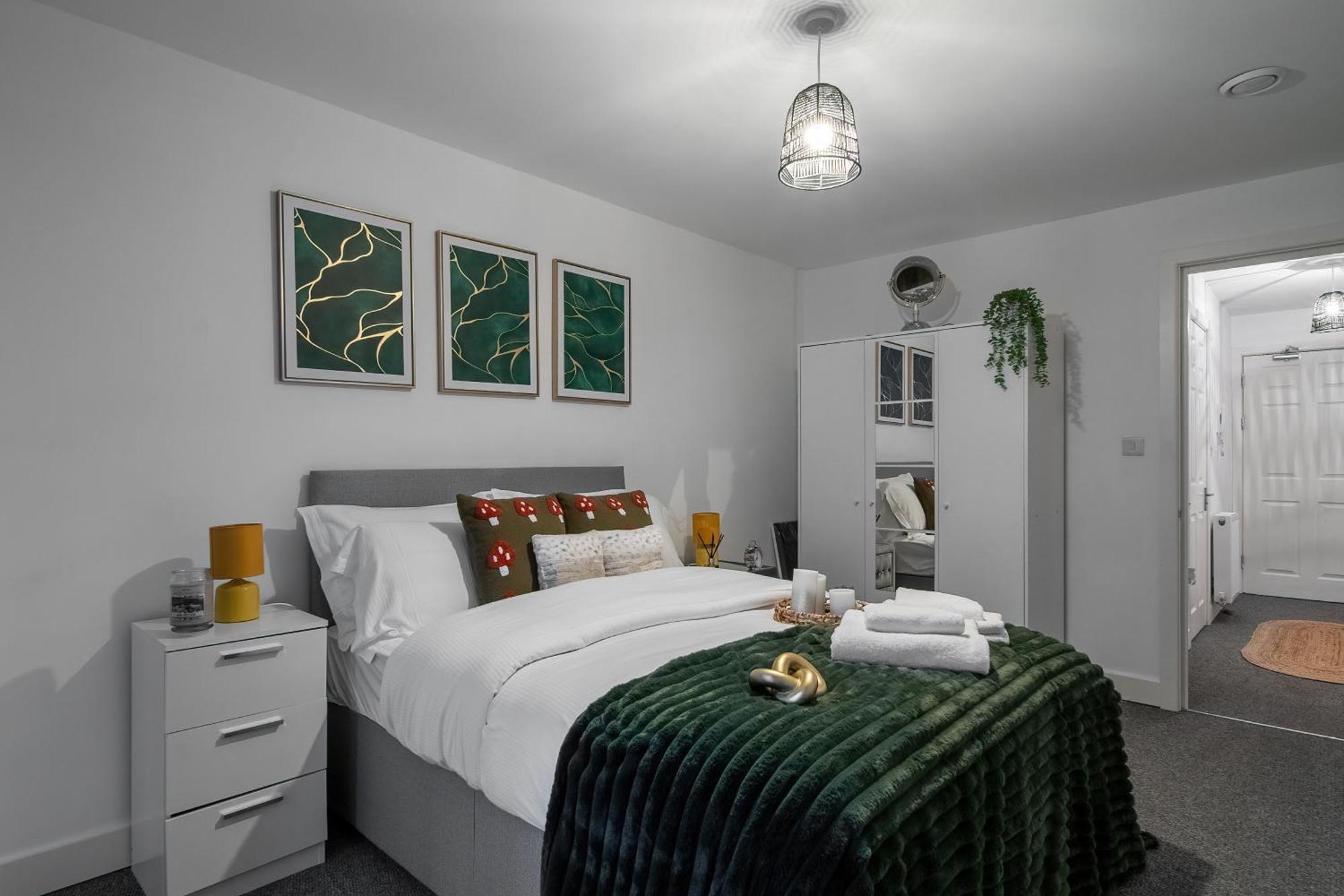 סלאו Livestay-New Private Apartment Building Minutes From Heathrow מראה חיצוני תמונה