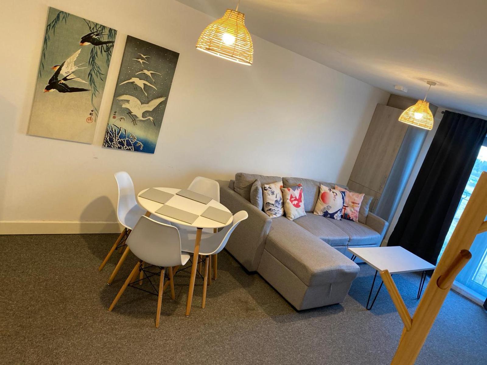 סלאו Livestay-New Private Apartment Building Minutes From Heathrow מראה חיצוני תמונה