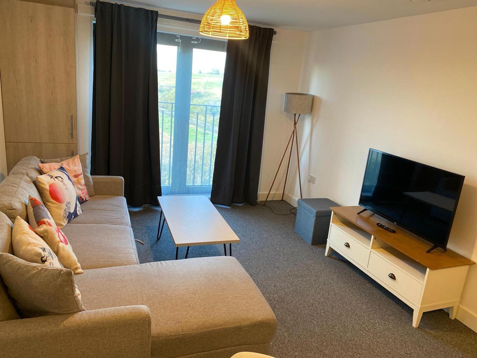 סלאו Livestay-New Private Apartment Building Minutes From Heathrow מראה חיצוני תמונה