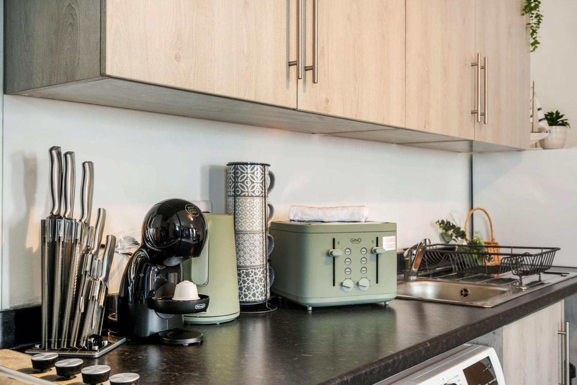 סלאו Livestay-New Private Apartment Building Minutes From Heathrow מראה חיצוני תמונה