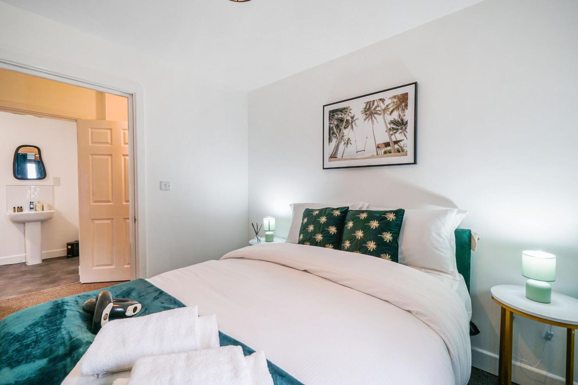 סלאו Livestay-New Private Apartment Building Minutes From Heathrow מראה חיצוני תמונה