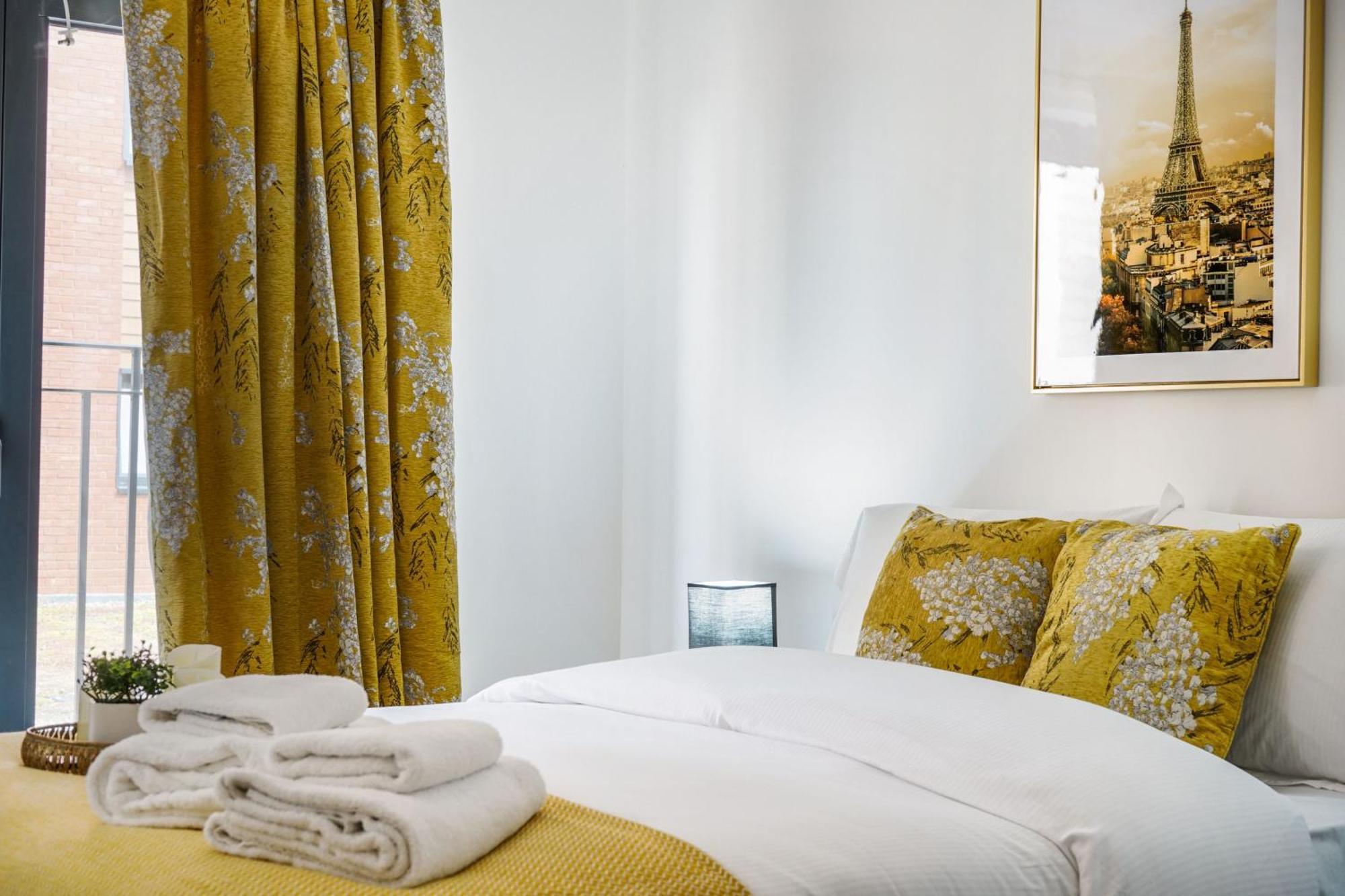 סלאו Livestay-New Private Apartment Building Minutes From Heathrow מראה חיצוני תמונה